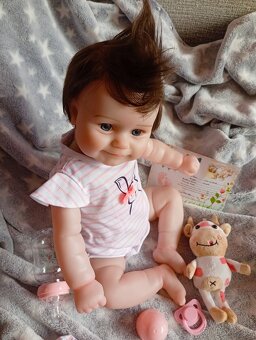Realistická Reborn panenka usměvavá holčička Maddie - 6