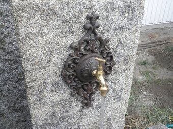 stará kamenná kašna s tekoucí vodou koryto kaménka - 6