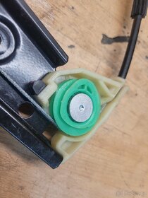 Stahovací mechanismus zadni pravý 5E0839462 skoda Octavia 3 - 6