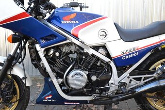 Honda VF 750F – RC15 - 6