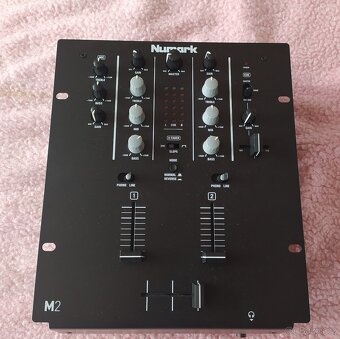 Nový zesilovač QSC GX5, RACK, DB DISPLAY MK II, NUMARK M2 - 6