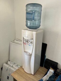 Nabytek kancelař, skřinka na šanony, prac stůl, atd - 6