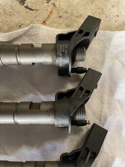 Prodám 6x VSTŘIK / VSTŘIKOVAČ / 059130277AB / AUDI A6 - 6