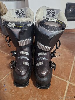lyže a lyžařské boty - 6