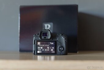 Canon EOS R - 6