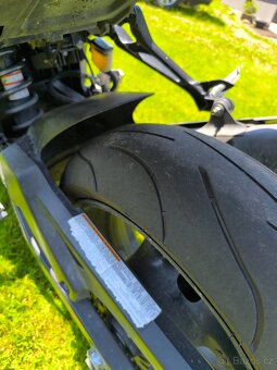 Suzuki GSR 750 - 6