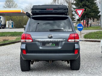 Toyota LandCruiser 200 4.5D - 6