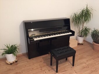 Pianino Yamaha černé lesklé leštěné dobrý stav série P2 (č. - 6