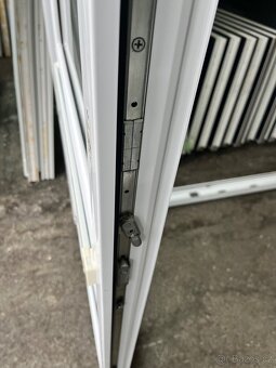 DVOUKŘÍDLÉ BALKÓNOVÉ DVEŘE TROJSKLA 160x230-PLZEŇ - 6