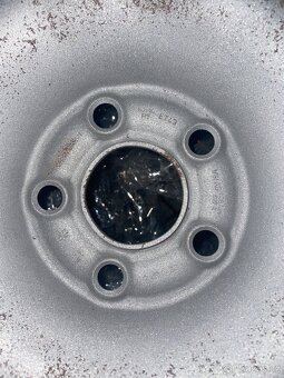 Zimné pneumatiky 185/60 R14; plechové disky 6Jx14 ET 43 - 6