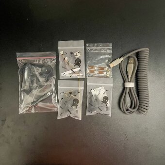 Qwertykeys QK100 – bezdrátová mechanická klávesnice s příslu - 6