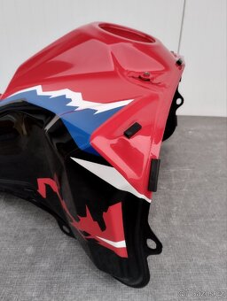 Nádrž Honda Africa Twin 1100 + poškoz. díly - 6