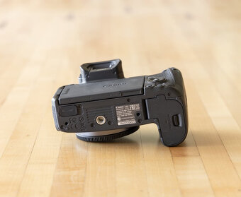 Canon EOS R - 6