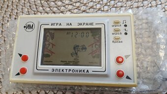 Ruská digitální hra Vlk chytá vejce, Autoslalom, Asteroidy - 6