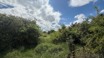 Rovinatý stavební pozemek v Lužci nad Cidlinou - 6