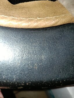 Dvě vojenské helmy a čepice SNB - 6