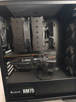 Herní počítač s klávesnicí, monitorem a reproduktory - 6