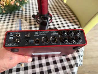 Studiový mikrofon a zesilovač - 6