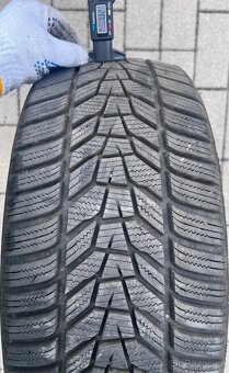 225/45 R18 - 4x zimní Hankook 7mm - 6