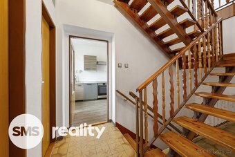 Prodej prostorného řadového domu 4+1 s garáží a zahradou – Č - 6