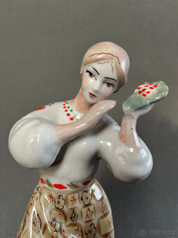 Porcelánová soška Dívka s kalinou 25 cm, Polonne USSR - 6