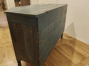 Starožitná nízká skříňka - 6