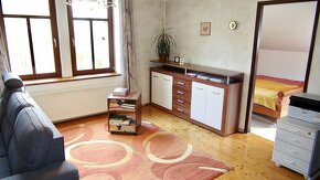 Prostorný cihlový byt s vlastní zahradou ve městě Hořice - 6