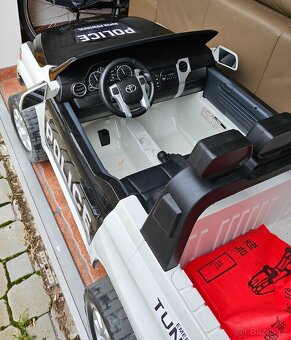 Elektrické autíčko pro dvě děti Toyota Tundra XXL 24V POLICE - 6