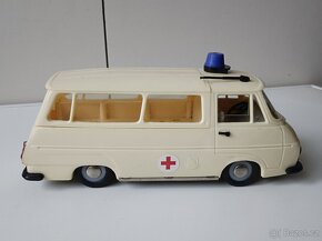 Sanitka Škoda 1203 KDN stará hračka Kaden - 6