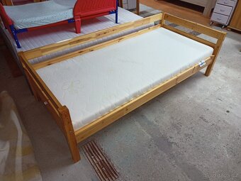 Prodám hezkou postel z masivu 90 x 200 cm - 6