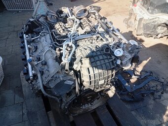 Prodám motor ko na spodku,na mercedes - 6