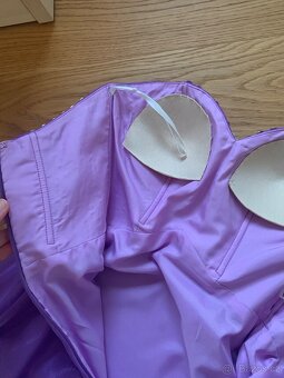 Fialové plesové šaty s kamínky bez ramínek XS - 6