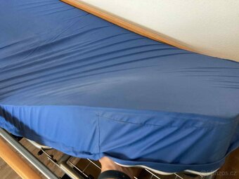Elektrická zdravotní polohovací postel s příslušenstvím - 6