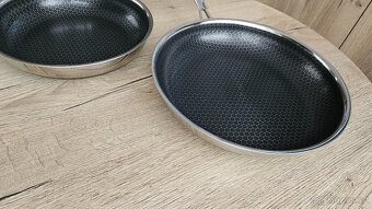 Seda dvou pánví David v kuchyni - 6