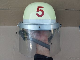 Stará německá hasičská helma ve tmě svítí, flurescenčni - 6