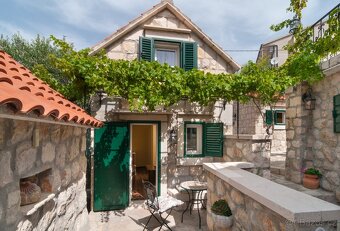 Apartmánový dům na prodej Omiš | 70 m od pláže | 7 apartmánů - 6