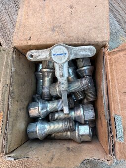 elektrony BORBET R 19 275/55 včetně šroubů a háčku - 6