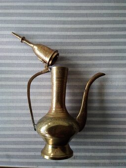 Mosazná orientální zdobená konvice. Indie ruční práce. - 6