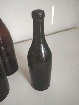 staré pivní lahve a pivní sklo - 6