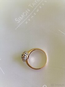 Zlatý luxusní prsten s diamanty a safírem - 6