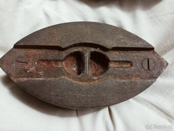 žehlička litinová stará - 6