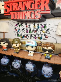 Kinder Joy figurky - edice Stranger Things + polička - 6