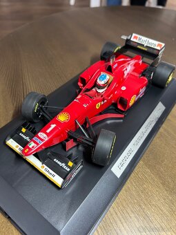 Ferrari F310/2 1:18(1996) - 6