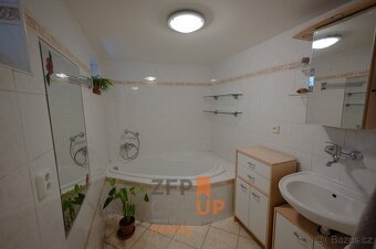 Prodej rodinného domu 4+1 s bazénem o rozloze 144 m2, ulice - 6