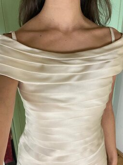 Nové společenské dlouhé hedvábné úzké minimalistické šaty - 6