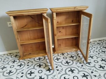 Stará, prosklená skříňka po renovaci 2 ks - 6
