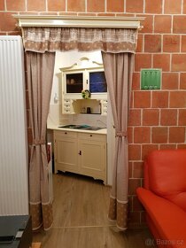 Dřevěná garnýž z masivu s policí na míru. - 6