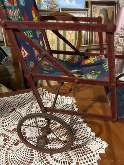 Starý retro kočárek pro panenky – kovový rám,60.–70. léta - 6