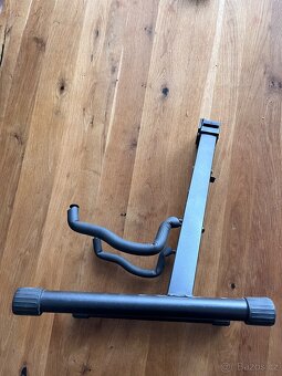 Prodám stojan na elektrickou kytar a kabel Fender - 6