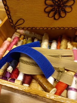 Starý dřevěný zásobník na šití - 6